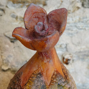 sculpture fleur en bouton patine orangée