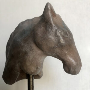 Sculpture tête de cheval montée sur pique totem