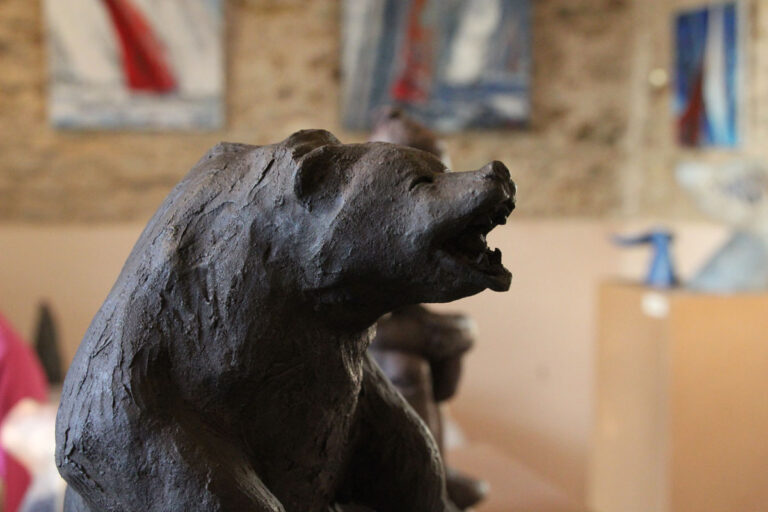 sculpture tête d'ours en céramique brute