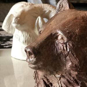 sculpture d'une tête d'ours