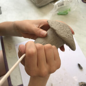 atelier de modelage de la terre en céramique champignon sculpté