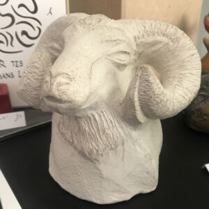 sculpture en céramique d'une tête de mouflon blanc
