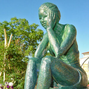 Sculpture femme en attente