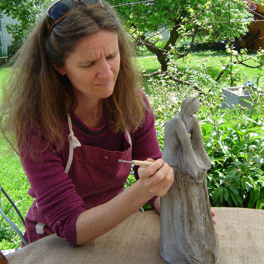 Sculptrice céramique Sylvie Brunet dessevre lors du modelage dans son jardin