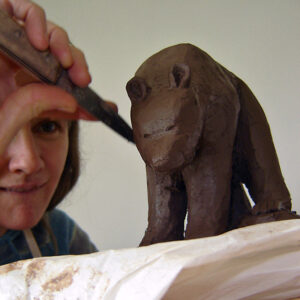 Sculptrice céramique Sylvie Brunet dessevre lors du modelage