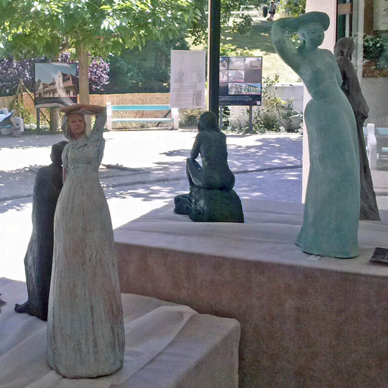 Salle d'Exposition de sculptures de femmes sur socle en Loire Atlantique à Préfailles