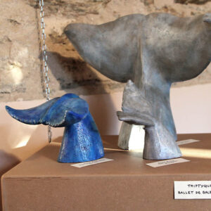 Sculpture vernis queues de baleines bleues