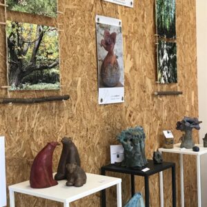 salle d'exposition avec des sculptures nature