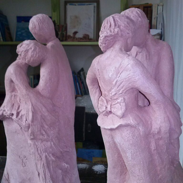 sculpture couple de danseurs avant la cuisson couleur rose naturelle
