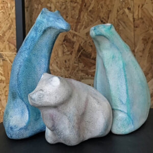 3 ours sculptés par la technique de la céramique avec patine bleue