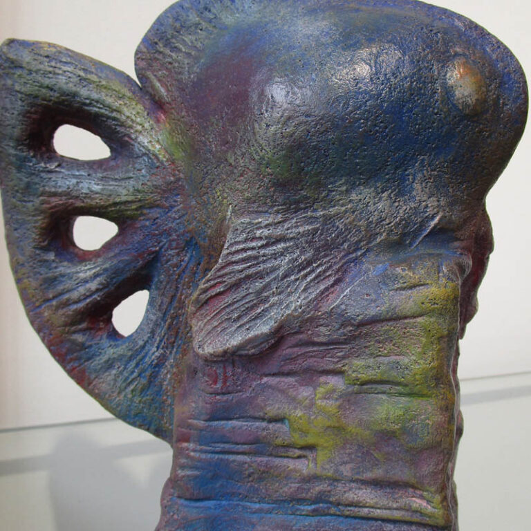 Sculpture abstraite avec patine colorée violacée poisson